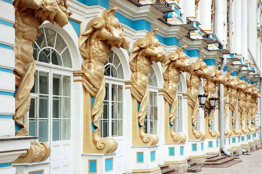 Царскосельский дворец. Атланты украшают стены. Барокко.